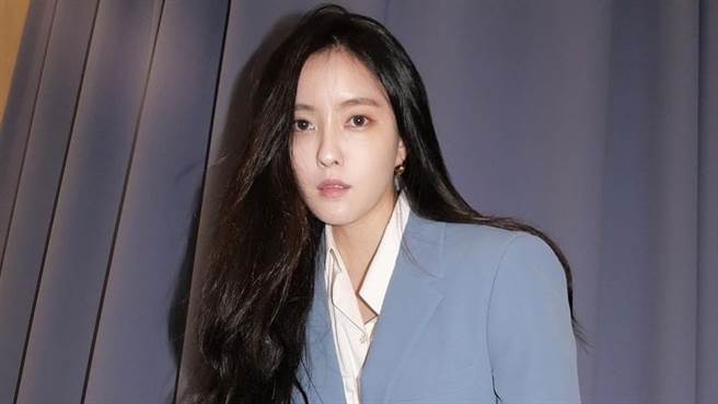 孝敏近日在IG上晒出火辣穿搭，美腿吸引眾人目光。（图／IG@hyominnn）