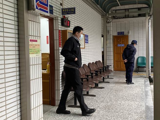 桃园地院蔡姓男法官涉嫌2度偷拍曾姓女法官Line讯息，12日首开庭一开口就对曾女致歉，并当庭表示认罪。(蔡依珍摄)