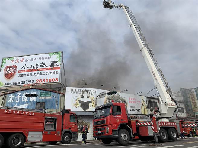嘉義市消防局仍出動兩輛雲梯車從高空監看火場狀況。（呂妍庭攝）