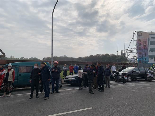 現場聚集不少圍觀民眾。（呂妍庭攝）