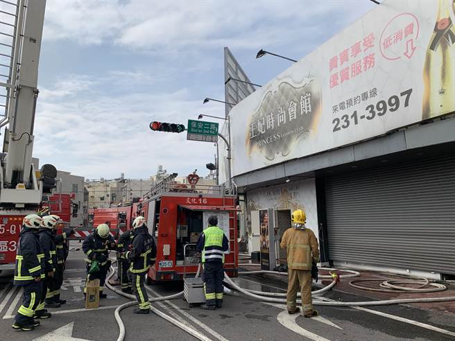 目前火勢已獲得控制，初步了解無人傷亡。（呂妍庭攝）