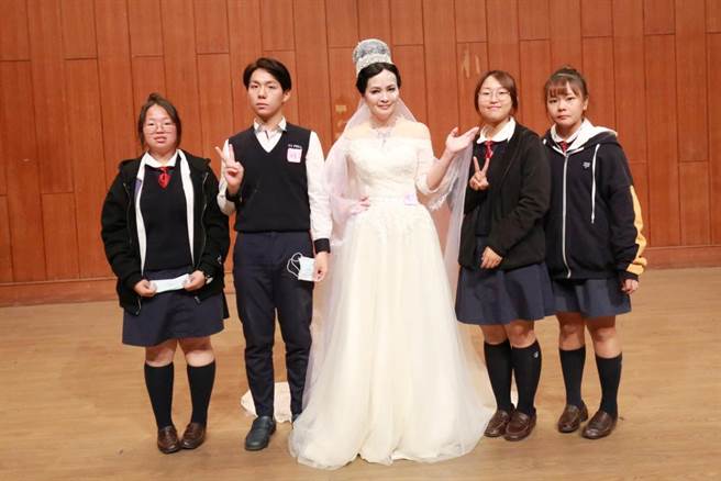 台南长荣女中日前举办一场大型新娘秘书大赛，由该校学生亲自操刀，让女老师重披婚纱。（李宜杰摄）