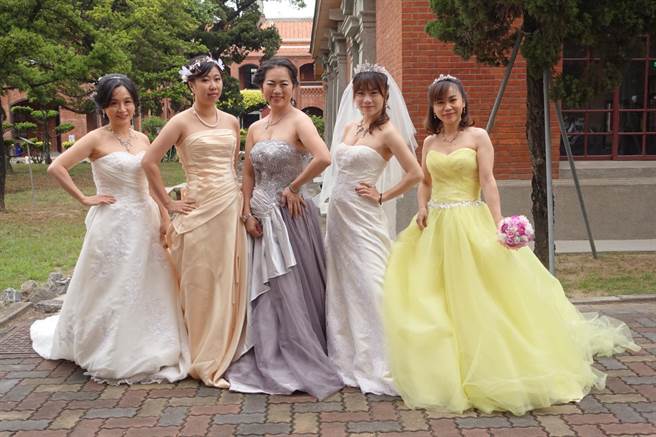 台南长荣女中日前举办一场大型新娘秘书大赛，由该校学生亲自操刀，让女老师重披婚纱。（李宜杰摄）