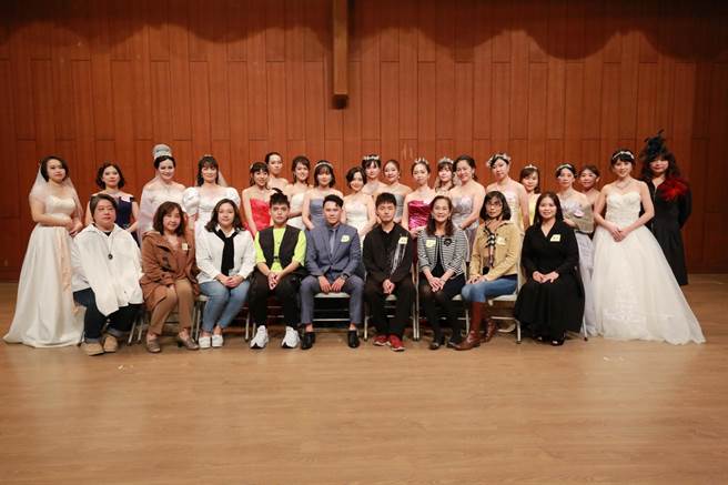 老师们经学生改造后，各个貌美如花、帅气逼人。（李宜杰摄）