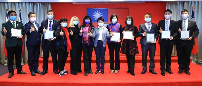 台中市长卢秀燕（左七）12日颁奖表扬优良地政从业人员，提升不动产业者服务品质，保障民眾财产安全。（卢金足摄）
