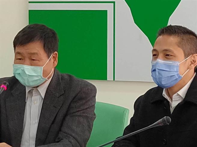 将接任民进党台北市党部主委的吴怡农（右）12日前往市党部拜会，盼大家投票给予鼓励和支持。（张立勋摄）