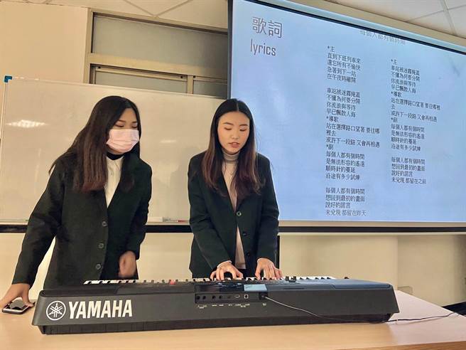 才貌兼具唱功了得的女子组合陈咨妤(左起)、蓝海娗发表「每个人都有时间」。(崑山科大提供／曹婷婷台南传真)