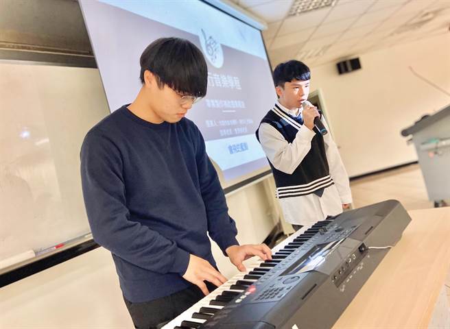 杜昌益(左起)与翁晨轩同学提案的「会飞的蓝鲸」获得评审很高评价。(崑山科大提供／曹婷婷台南传真)