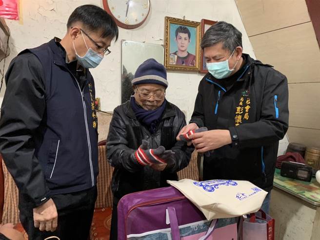 台中市社会局局长彭怀真与丰原区区长洪峰明，探访林爷爷，送上棉被等物资。（台中市社会局提供／王文吉台中传真）
