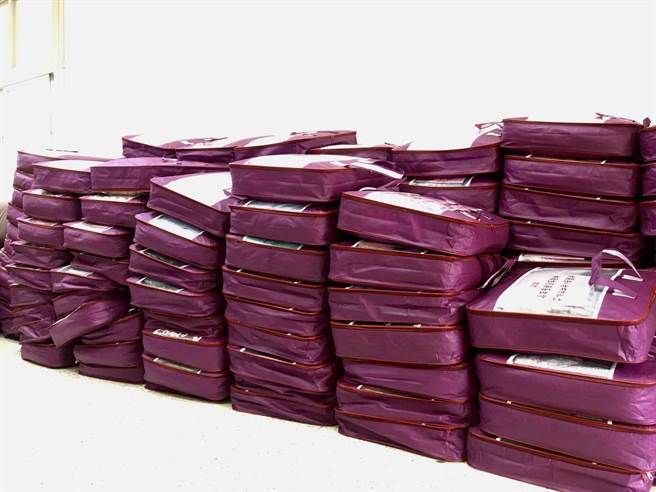 林兰生慈善基金会认捐250床棉被，帮助独居长辈度过寒冬。（台中市社会局提供／王文吉台中传真）