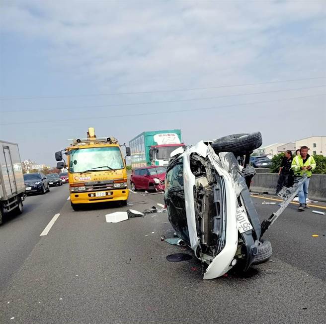 国道中山高麻豆段下午发生连环车祸，最前方的轿车失控翻覆，车上驾驶乘客2人送医，没有生命危险。（读者提供／庄曜聪台南传真）