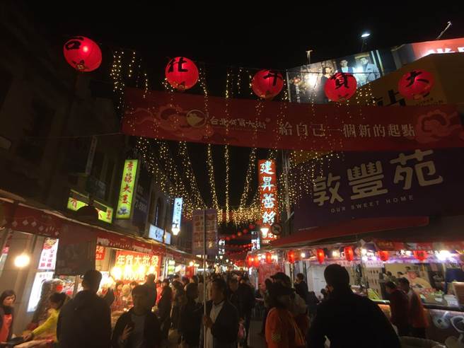 年货大街禁试吃！迪化街摊商已完成进驻，食品业者忧心业绩惨滑，图为去年迪化街办年货的盛况。（吴康玮摄）
