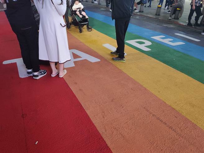 台北某家大饭店曾聘雇某双性人员工，后认为其资料填写不实解雇，但在伴侣盟律师团的协助下，向柯达饭店与涉案的两名主管请求精神损害赔偿、薪资给付与退休金提拨。（林良齐摄）