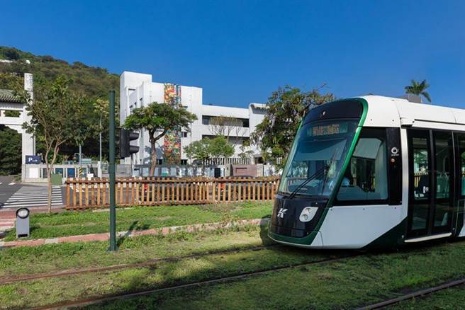 图片中央的白色建筑，就是金马宾馆当代美术馆，12日通车的高雄轻轨大南环，其中一站就是金马宾馆当代美术馆站。图 ／顏瑞田