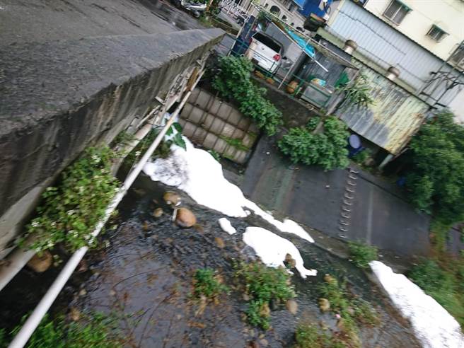 废水排河流冒大量白泡民眾讽：五股下雪（环保局提供／戴上容新北传真）