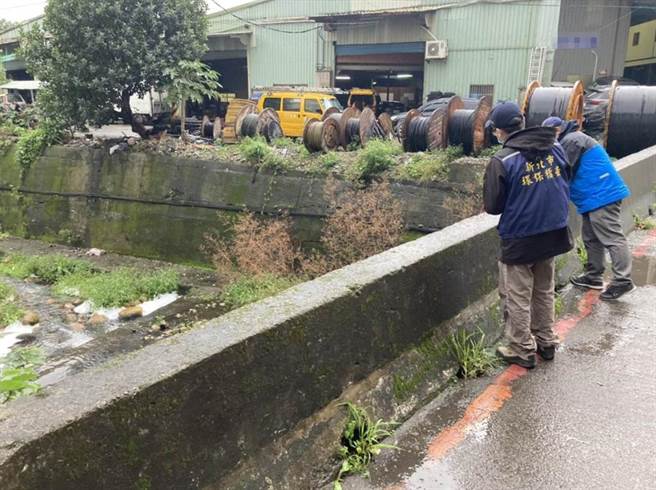 环保局接获通报后，循线追查发现是登林路上新建工程厂商未妥善处理废水（环保局提供／戴上容新北传真）