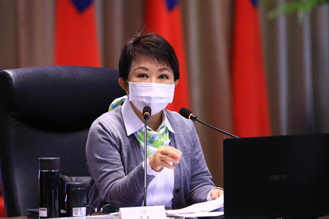 台中市长卢秀燕12日强调，「市民限定」交通卡仅限本人使用，如有收购「市民限定」交通卡牟利贩售情形，一定法办，市府并将加强查缉。（卢金足摄）