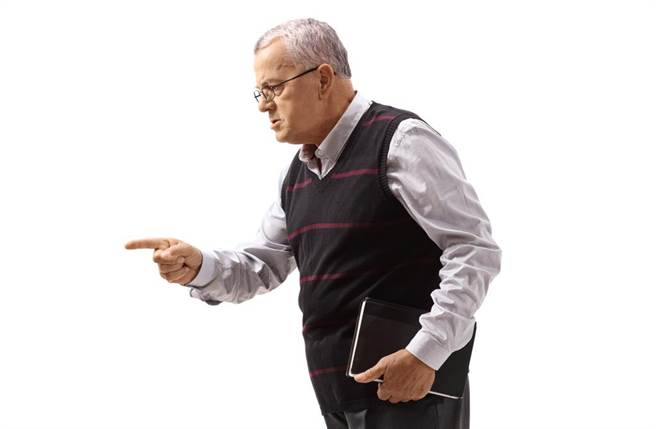 一名国中老师被认定在课堂讲黄色笑话、用「脑袋装精液」等语指责学生，性骚扰情节严重遭解聘，他提行政诉讼请求復职遭法官驳回。（示意图，非当事人。达志影像/shutterstock）