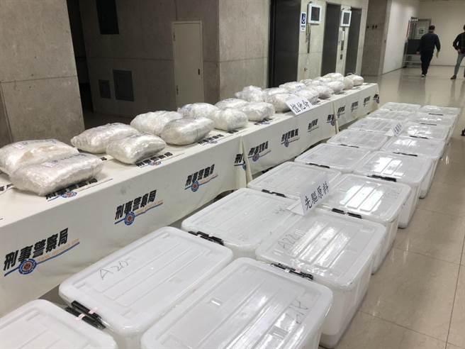 警方查获大批夹藏在岩盐内的K他命及第四级毒品。（林郁平摄）