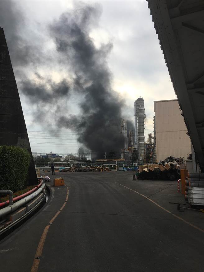 高雄林园工业区台湾苯乙烯工厂12日下午传出火警。（民眾提供／林宏聪高雄传真）