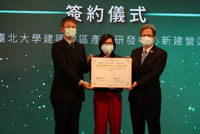 永联物流开发董事长张仁和(左)。图／魏乔怡