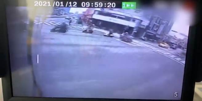 北市西园路12日上午发生公车撞机车意外，64岁郭男驾驶三重客运265路公车，行经西园路、和平西路口时疑似闯红灯，与22岁赵姓男子骑乘的机车发生擦撞。（撷取自影片）