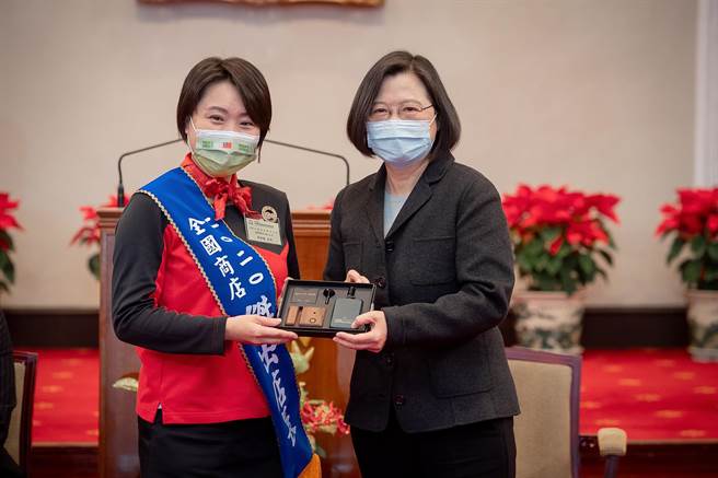 远传电信黄婷仪店长(左)荣获「109年全国杰出店长奖」，获总统蔡英文亲自接见。（远传提供）