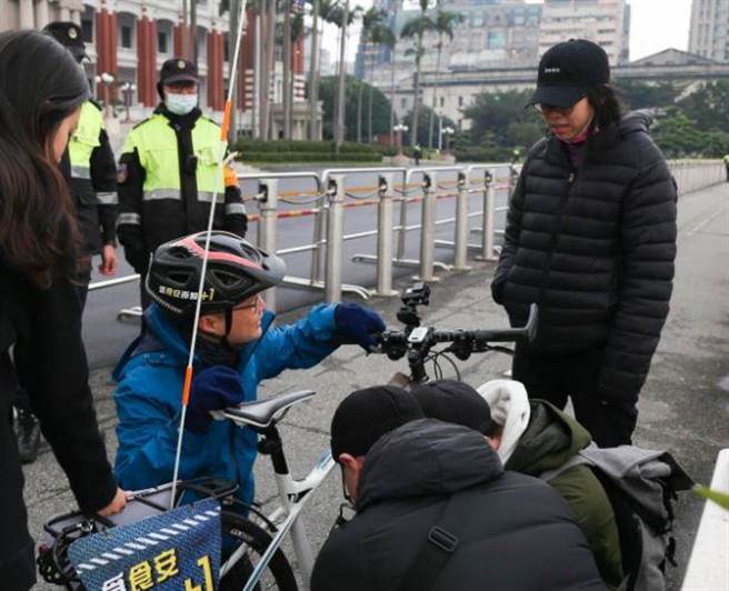 羅智強騎經總統府卻「落鍊」了。(取自羅智強臉書)