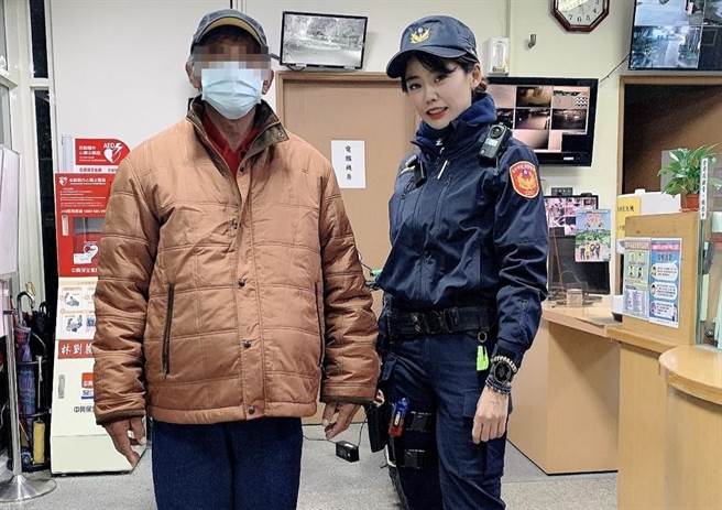 台中市二分局公园派出所女警余佩毓不但带苏姓男街友回派出所提供冬衣保暖，还提供热腾腾的泡麵供他饱餐一顿。（台中市二分局提供／冯惠宜台中传真）