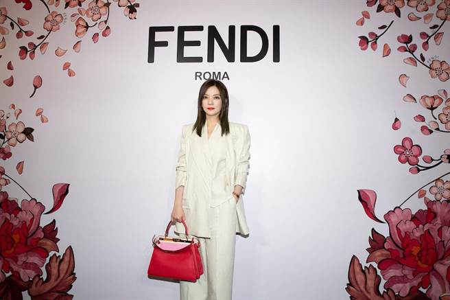 去年拿下Fendi大中华区代言人的赵薇，日前出席FENDI于上海的2021春节新品活动，以俐落的白色套装，手提新品Peekaboo ISeeU包款，象徵对于牛年美好祝福的喜气。（FENDI提供）