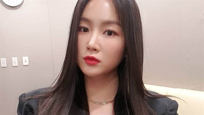 韶宥近日在IG上晒出造型侧拍泄美背。（图／IG@soooo_you ）