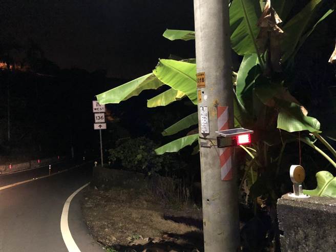 太平頭汴山區夜間多了一群紅藍相間閃爍的「太陽能紅藍爆閃式警示燈」，掛在道路路幅狹小處或轉彎處，提醒駕駛人注意路況。（台中市太平分局提供／馮惠宜台中傳真）