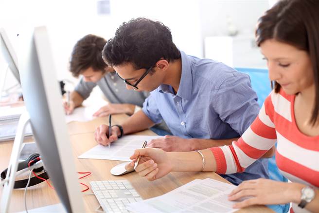 一名女网友放弃科大，选填了私立大学，毕业一年后看到收入超后悔。(示意图／达志影像)