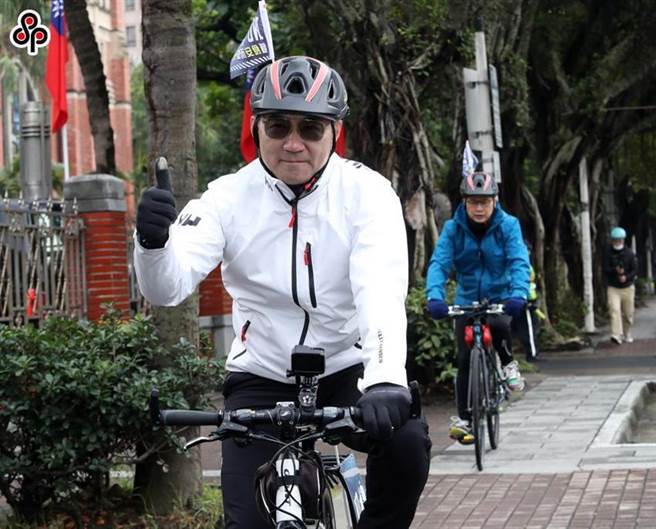 国民党主席江启臣（前）12日为展开「公投连署，纵骑台湾」的革实院长罗智强（后）、国际部副主任何志勇打气，并陪骑到立法院。图／刘宗龙摄