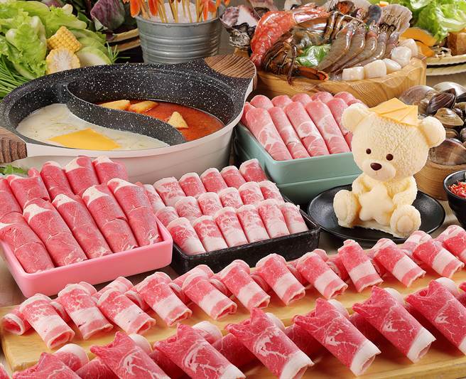 誉为高雄神级锅物品牌-星野肉肉锅先切肉盘与新鲜海鲜吃的超满足。（丽宝Outlet提供／陈淑娥台中传真）