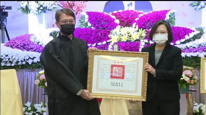 金門古寧頭戰役中向中共解放軍開第一砲的國軍英雄熊震球去年12月逝世，享耆壽九十歲。蔡英文總統今天前往台北市第二殯儀館親頒褒揚令。（總統府提供）