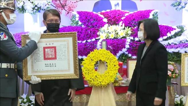 金門古寧頭戰役中向中共解放軍開第一砲的國軍英雄熊震球去年12月逝世，享耆壽九十歲。蔡英文總統今天前往台北市第二殯儀館親頒褒揚令。（總統府提供）