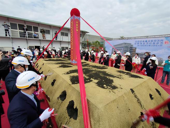 彰化地检署和行政执行署彰化分署合署办公室新建工程，从拍板定案至今已经４年，随着每年营建成本增加，导致无厂商愿意承包，一共流标４次，去年５度开标，终于招标成功，有检察官表示终于动土了相当感动。(吴建辉摄)