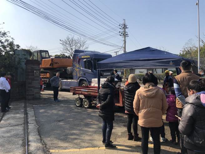 造橋事業廢棄物掩埋場引發居民反彈，在掩埋場大門口埋過造飯，12日業者機具進場遭阻，一度引發衝突。（反坤輿自救會提供／何冠嫻苗栗傳真）