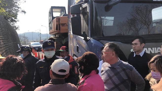 造橋事業廢棄物掩埋場引發居民反彈，在掩埋場大門口埋過造飯，12日業者機具進場遭阻，一度引發衝突。（反坤輿自救會提供／何冠嫻苗栗傳真）