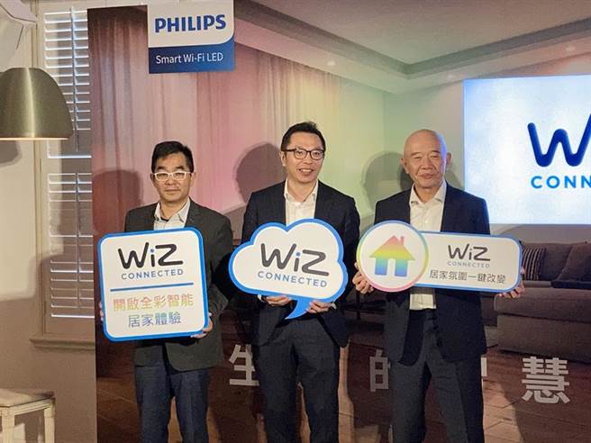 （左起：良兴电子总经理赖志达、昕诺飞全球副总裁余泳涛、特力集团总裁河汤雄。图／郭及天摄）
