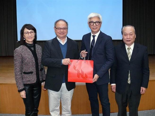 龙华科大「智慧商务大师」讲座，邀请陈宏守(右二)分享智慧广告行销与创业歷程。(龙华科大提供)