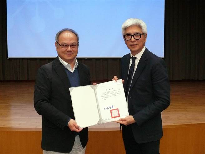 龙华科大校长葛自祥(左)致赠感谢状，感谢陈宏守分享实务经验，精进师生专业知能。(龙华科大提供)