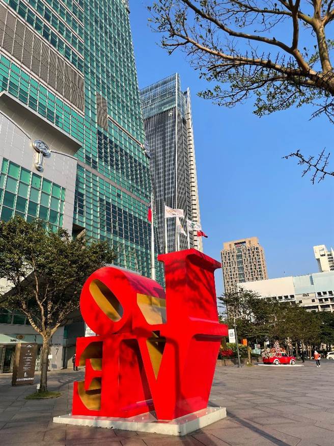 办公市场炙手可热，台北市每坪月租行情已创下近20年以来新高，达2,827元；其中「台北101」和顶级办公室大楼林立的信义计画区，平均月租已涨到3,421元新高。图／蔡惠芳摄