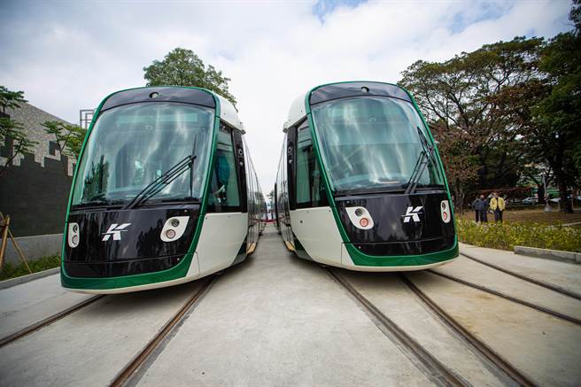 高雄轻轨大南环路段12日下午4点通车，全线开放免费搭乘至2月28日。（袁庭尧摄）