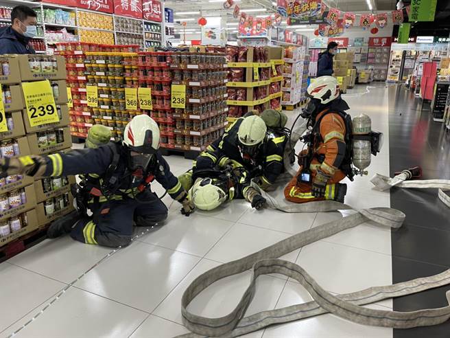 农历年前民眾涌入大卖场，桃消防局举办演练。(桃园市消防局四大队提供／吕筱蝉桃园传真)