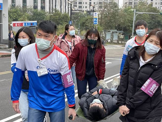 农历年前民眾涌入大卖场，桃消防局举办演练。(桃园市消防局四大队提供／吕筱蝉桃园传真)