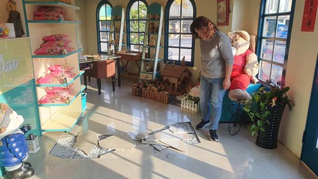 宜蘭縣礁溪鄉一家手工餅乾店因磁磚忽然爆裂，業者只能暫停營業。（讀者提供／李忠一宜蘭傳真）