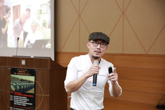 「台湾–雷伊汉勒世界公民中心」执行长裘振宇日前出席高雄大学国际事务处SDGs讲座，分享中心建造碰到的挑战与沟通过程。（林瑞益摄）