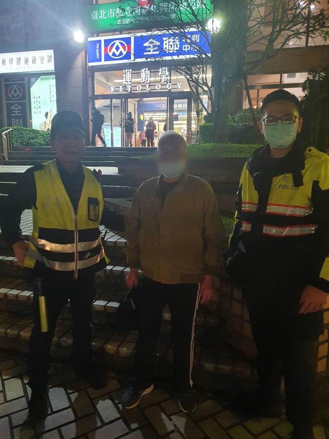 警方及時尋獲在街頭迷路的老翁。（警方提供，文：陳鴻偉）